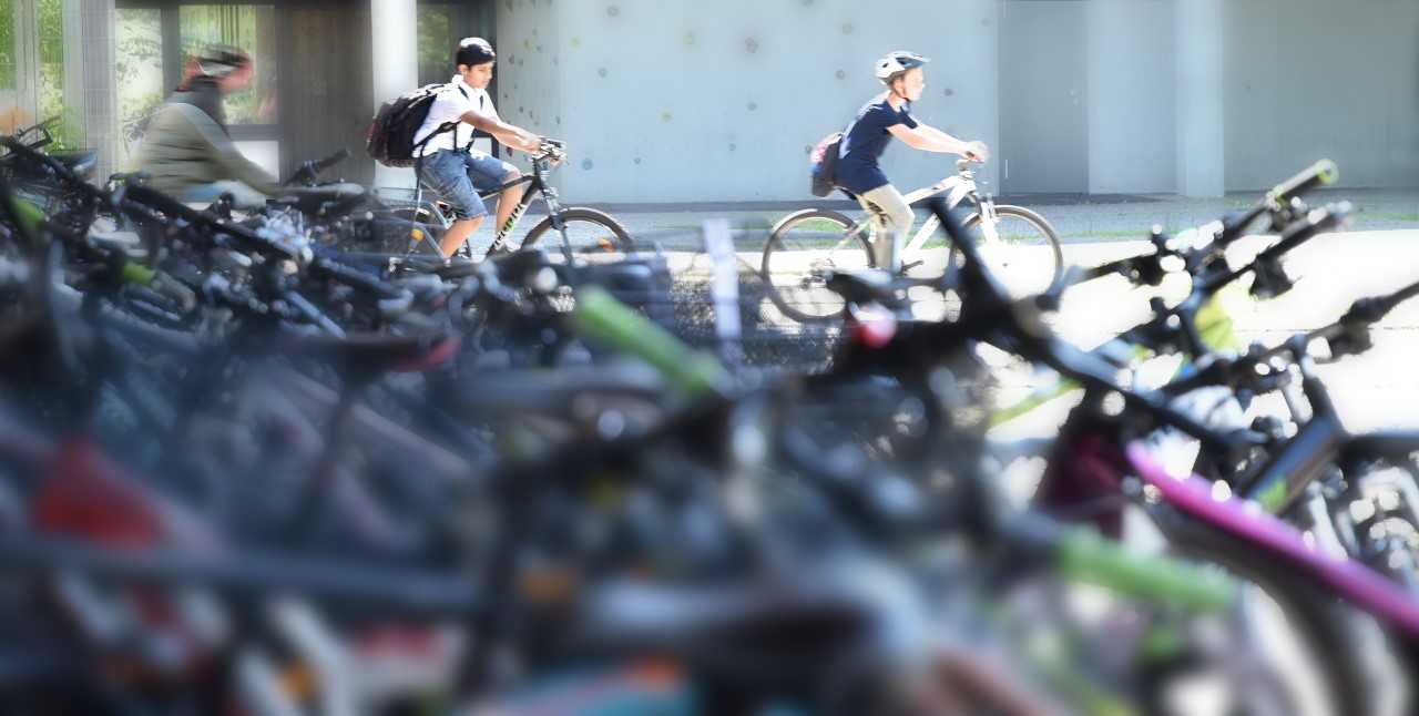 Fahrräder Schülerinnen und Schüler auf Fahrrädern
